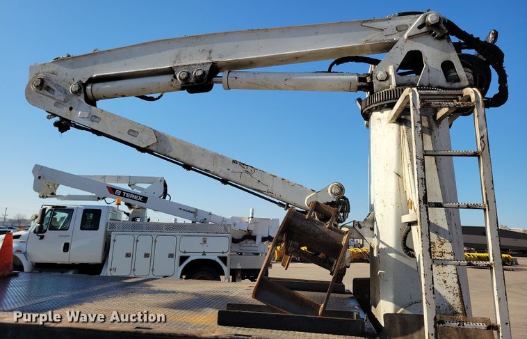 image for item NB9935 2005 Kenworth T300 log loader truck