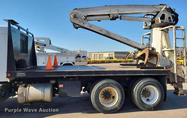 image for item NB9935 2005 Kenworth T300 log loader truck