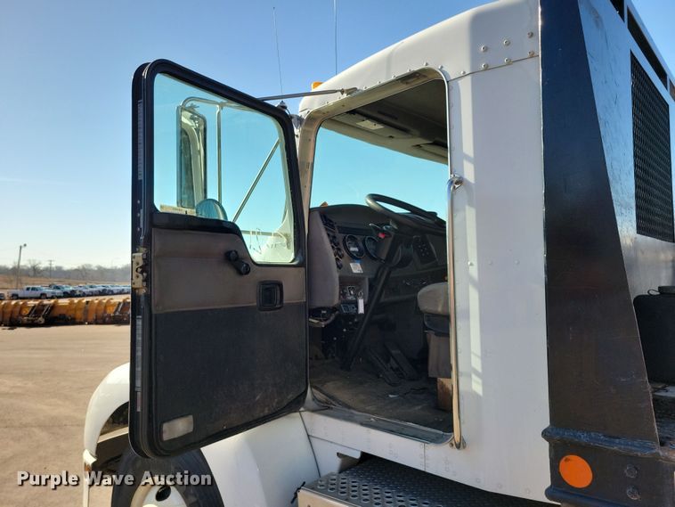 image for item NB9935 2005 Kenworth T300 log loader truck