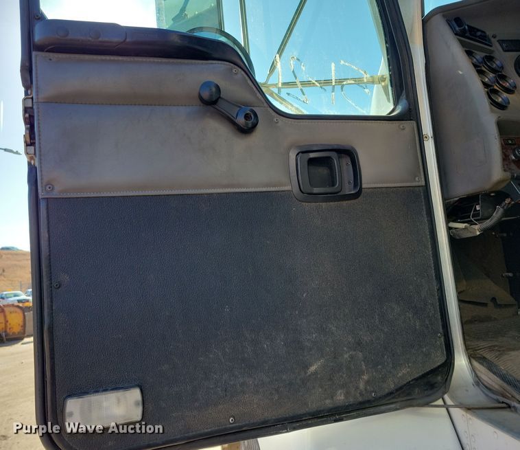 image for item NB9935 2005 Kenworth T300 log loader truck