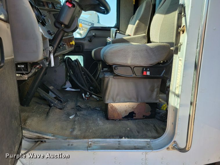 image for item NB9935 2005 Kenworth T300 log loader truck