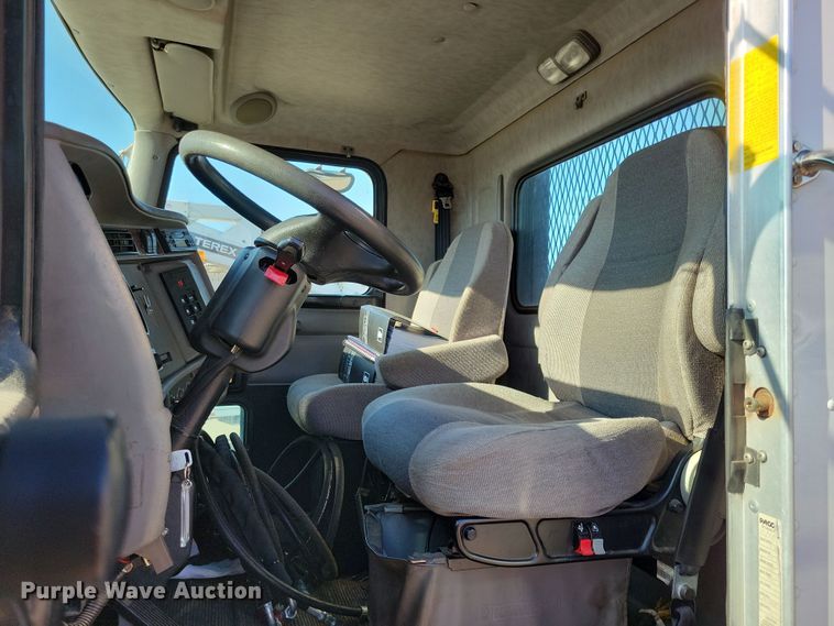 image for item NB9935 2005 Kenworth T300 log loader truck