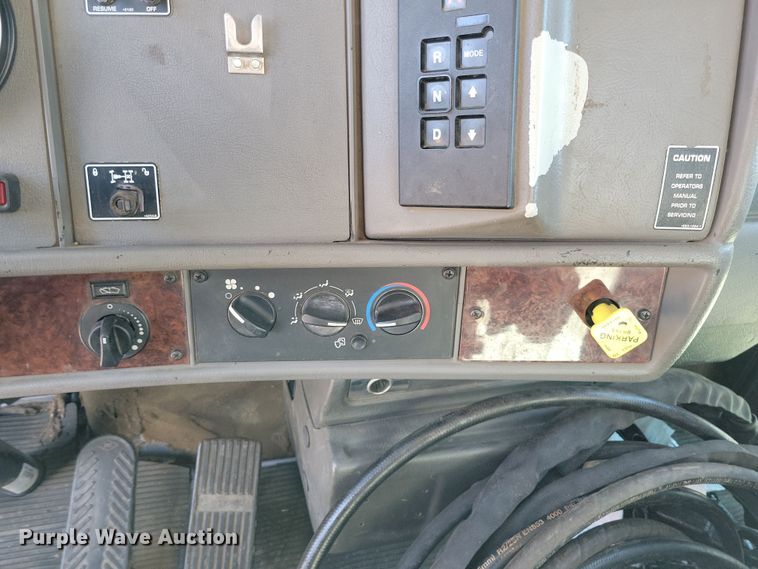 image for item NB9935 2005 Kenworth T300 log loader truck