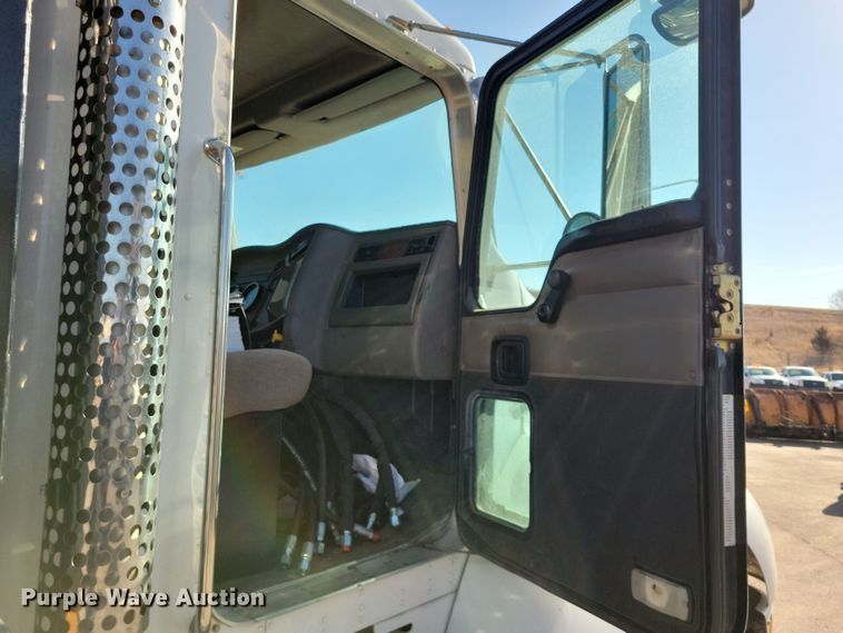 image for item NB9935 2005 Kenworth T300 log loader truck