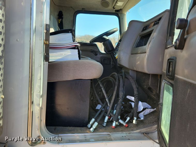 image for item NB9935 2005 Kenworth T300 log loader truck