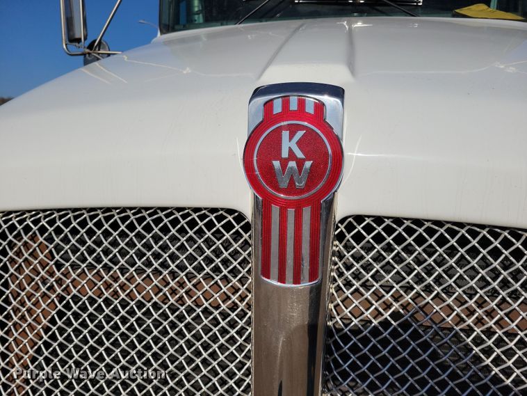 image for item NB9935 2005 Kenworth T300 log loader truck