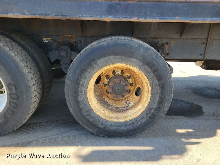 image for item NB9935 2005 Kenworth T300 log loader truck