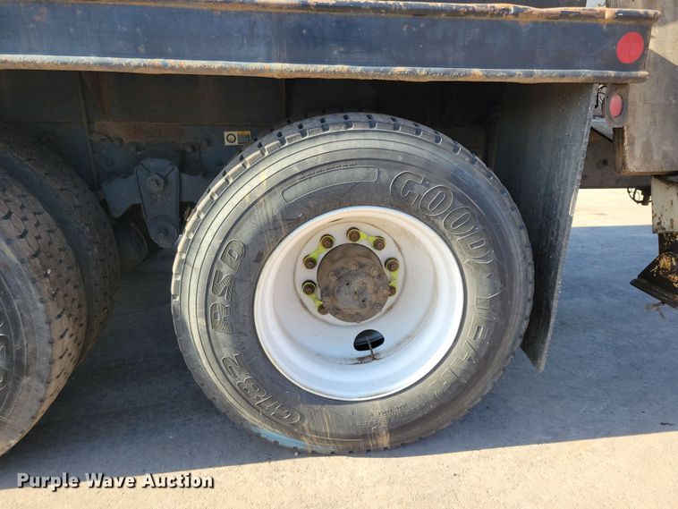 image for item NB9935 2005 Kenworth T300 log loader truck