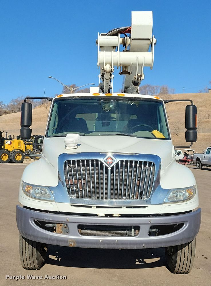 image for item NB9936 2010 International DuraStar 4400 bucket truck