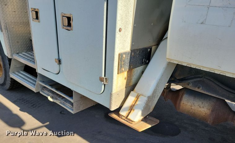 image for item NB9936 2010 International DuraStar 4400 bucket truck