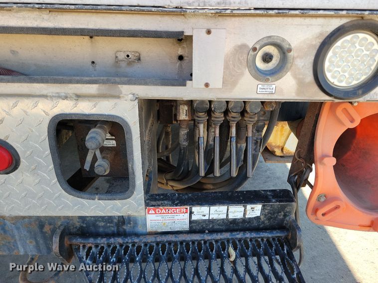 image for item NB9936 2010 International DuraStar 4400 bucket truck