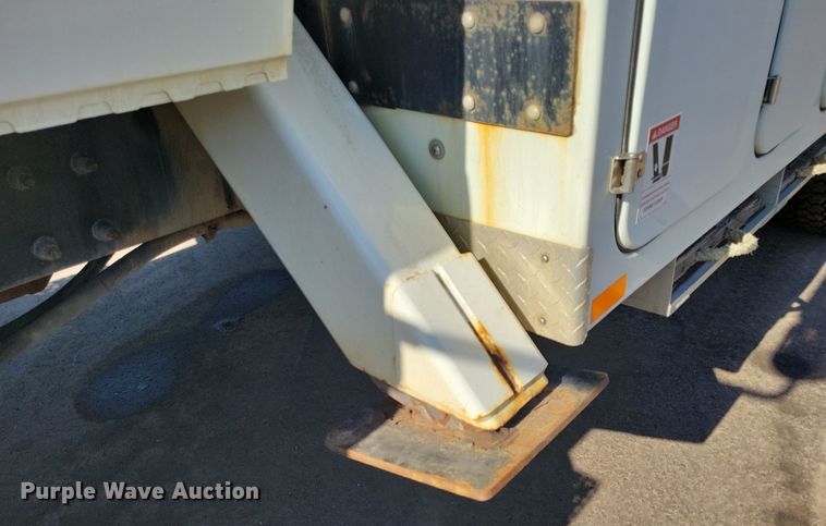 image for item NB9936 2010 International DuraStar 4400 bucket truck