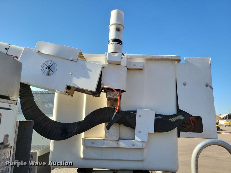 image for item NB9936 2010 International DuraStar 4400 bucket truck