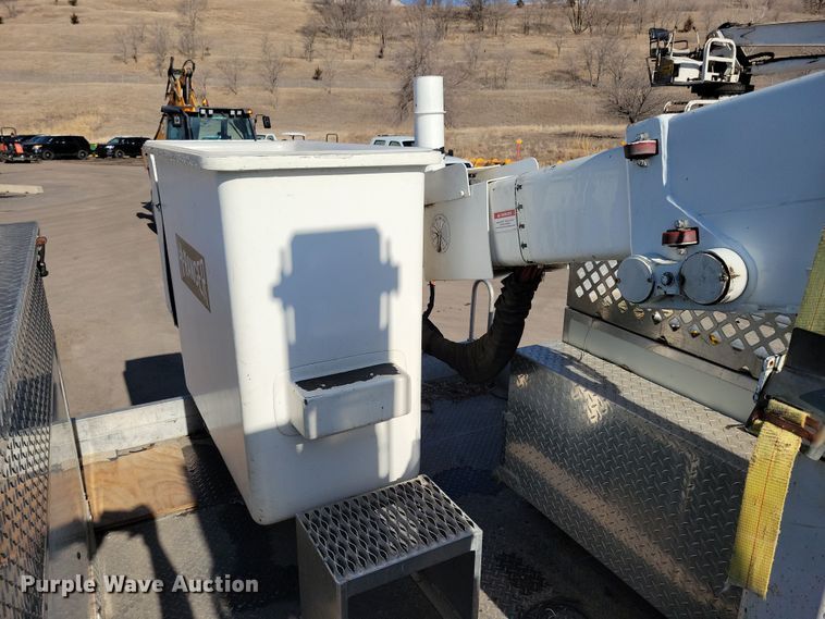 image for item NB9936 2010 International DuraStar 4400 bucket truck