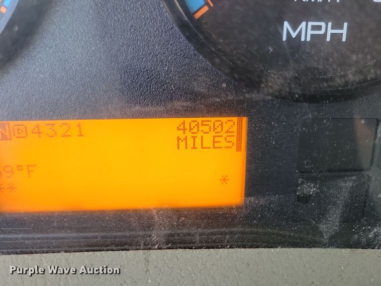 image for item NB9936 2010 International DuraStar 4400 bucket truck