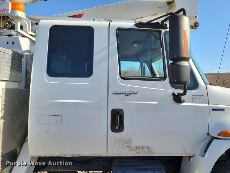 image for item NB9936 2010 International DuraStar 4400 bucket truck