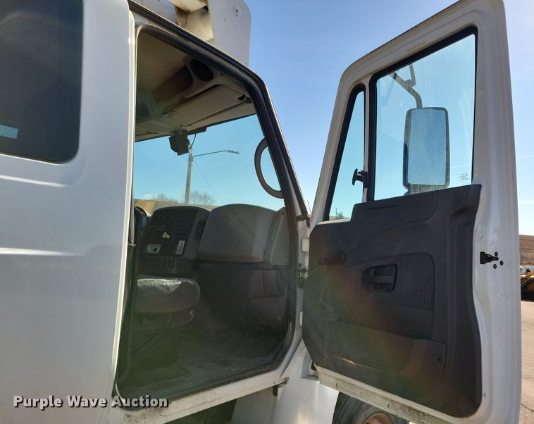 image for item NB9936 2010 International DuraStar 4400 bucket truck