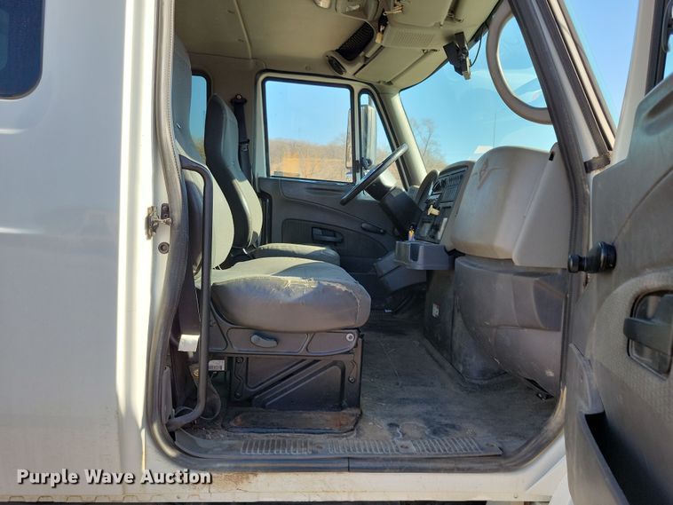 image for item NB9936 2010 International DuraStar 4400 bucket truck