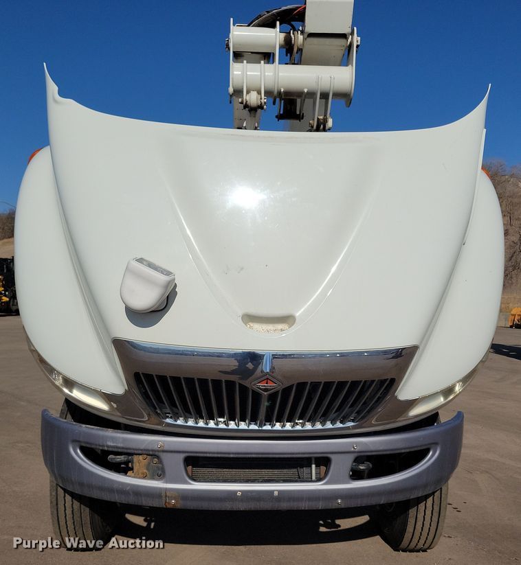image for item NB9936 2010 International DuraStar 4400 bucket truck
