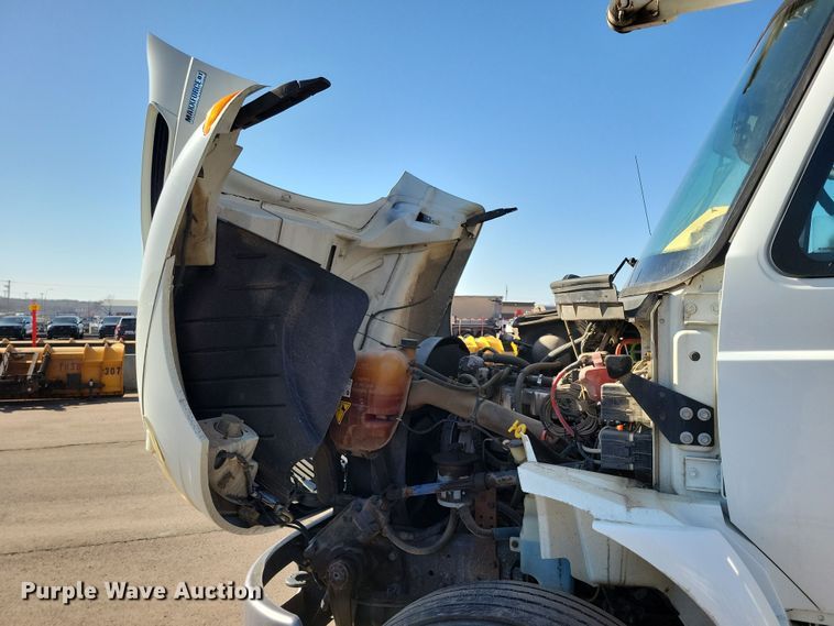 image for item NB9936 2010 International DuraStar 4400 bucket truck