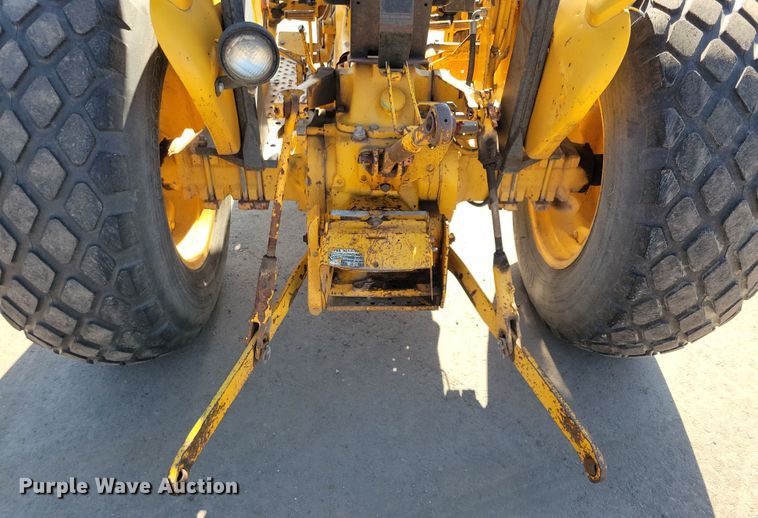 image for item NB9938 1988 John Deere  2355 tractor