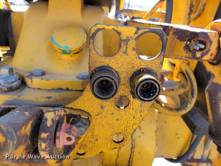 image for item NB9938 1988 John Deere  2355 tractor