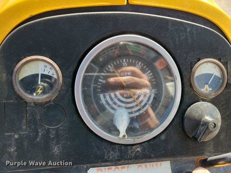 image for item NB9938 1988 John Deere  2355 tractor