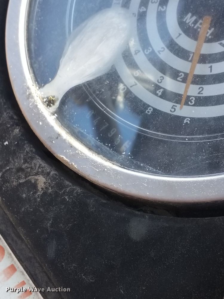 image for item NB9938 1988 John Deere  2355 tractor