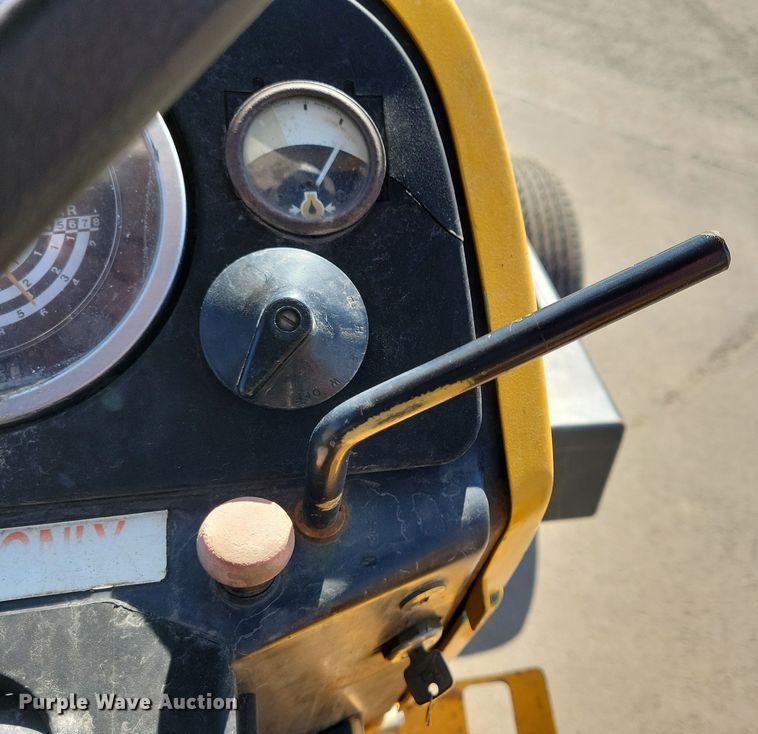 image for item NB9938 1988 John Deere  2355 tractor