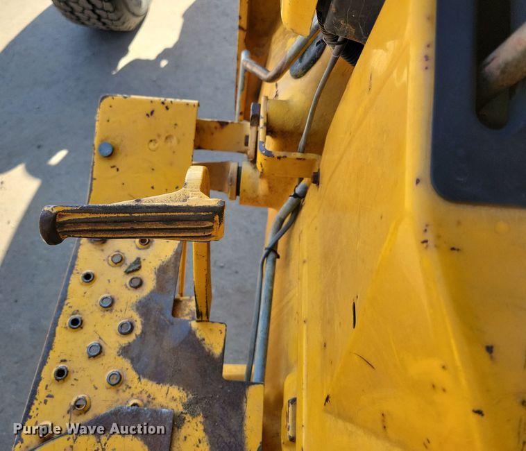 image for item NB9938 1988 John Deere  2355 tractor