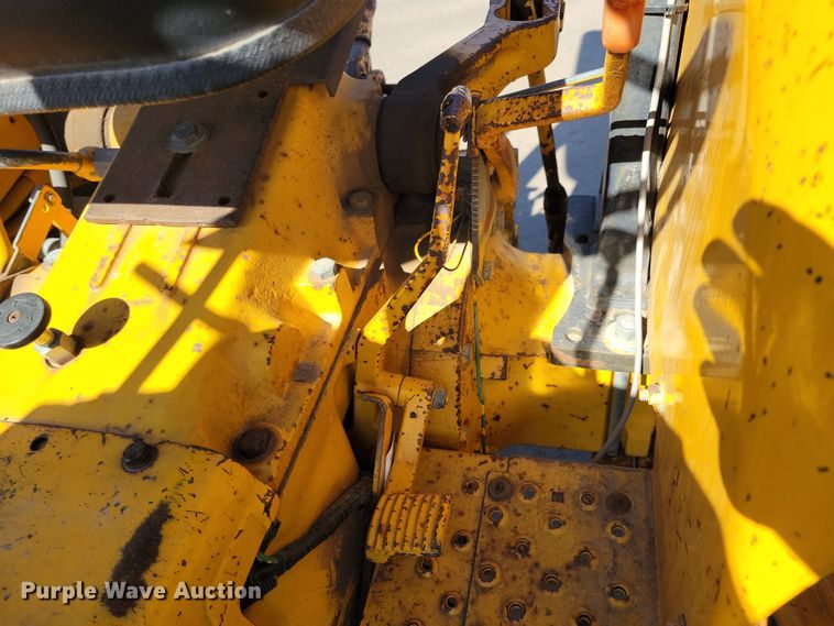 image for item NB9938 1988 John Deere  2355 tractor