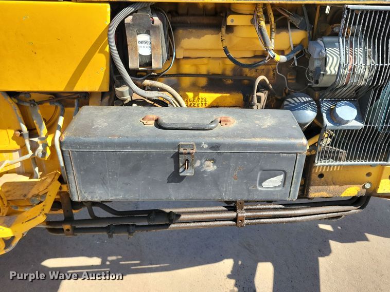 image for item NB9938 1988 John Deere  2355 tractor