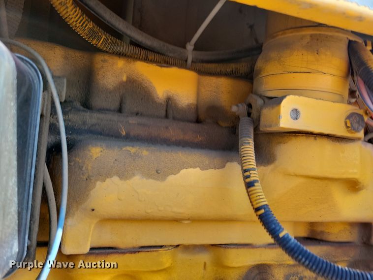 image for item NB9938 1988 John Deere  2355 tractor