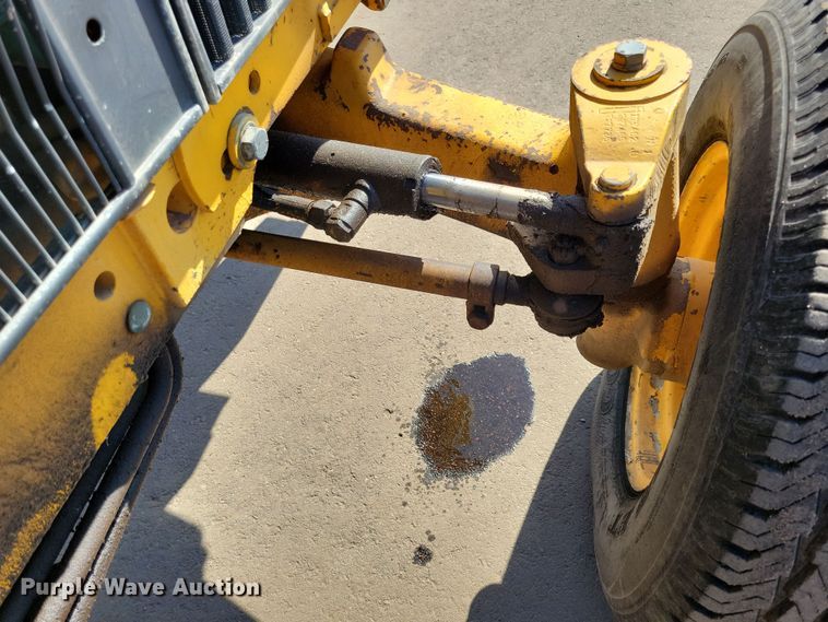 image for item NB9938 1988 John Deere  2355 tractor