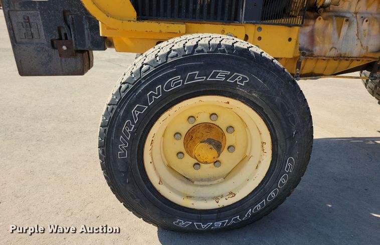 image for item NB9938 1988 John Deere  2355 tractor