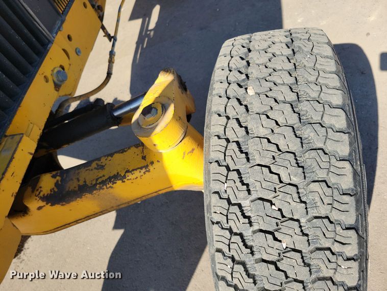 image for item NB9938 1988 John Deere  2355 tractor