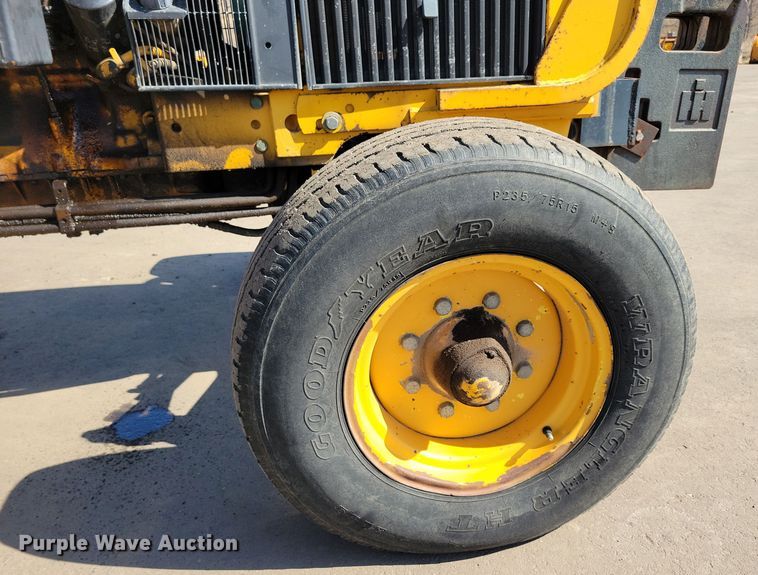 image for item NB9938 1988 John Deere  2355 tractor