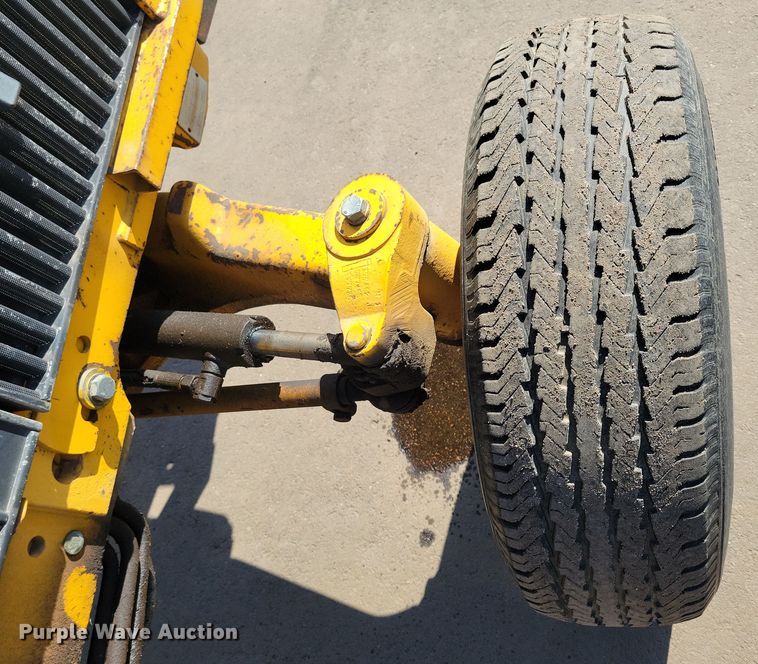 image for item NB9938 1988 John Deere  2355 tractor