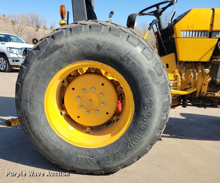 image for item NB9938 1988 John Deere  2355 tractor