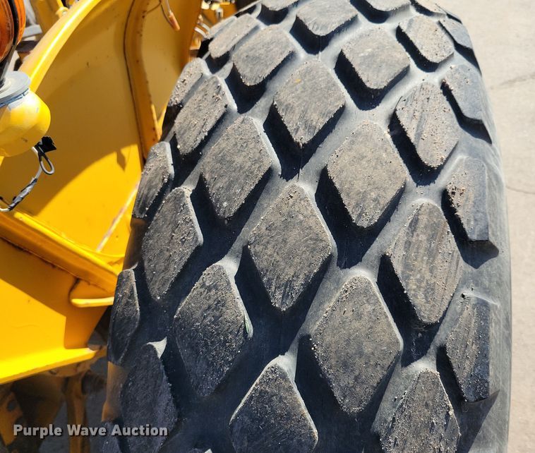 image for item NB9938 1988 John Deere  2355 tractor