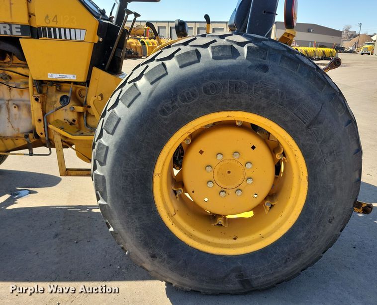 image for item NB9938 1988 John Deere  2355 tractor