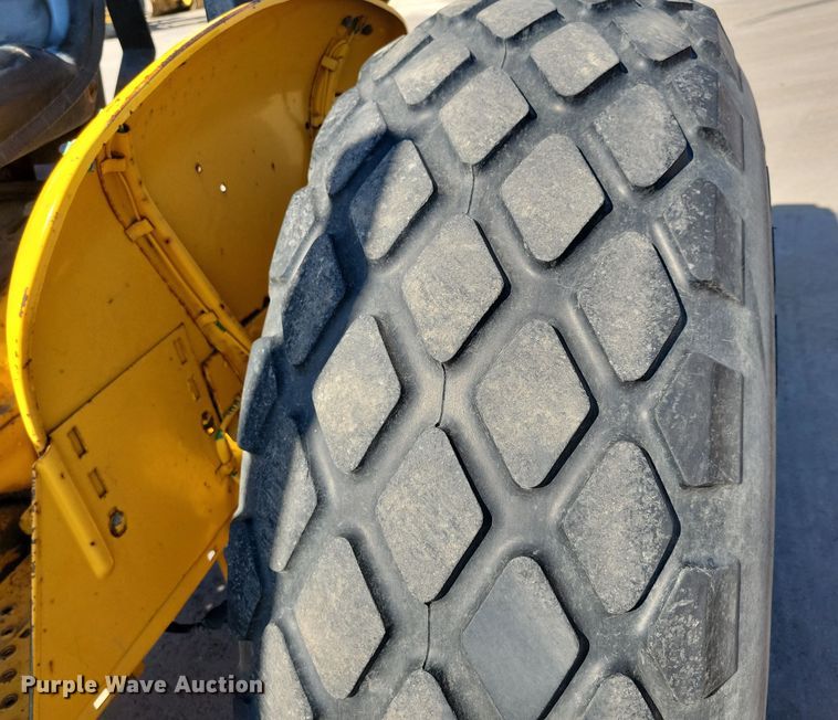 image for item NB9938 1988 John Deere  2355 tractor