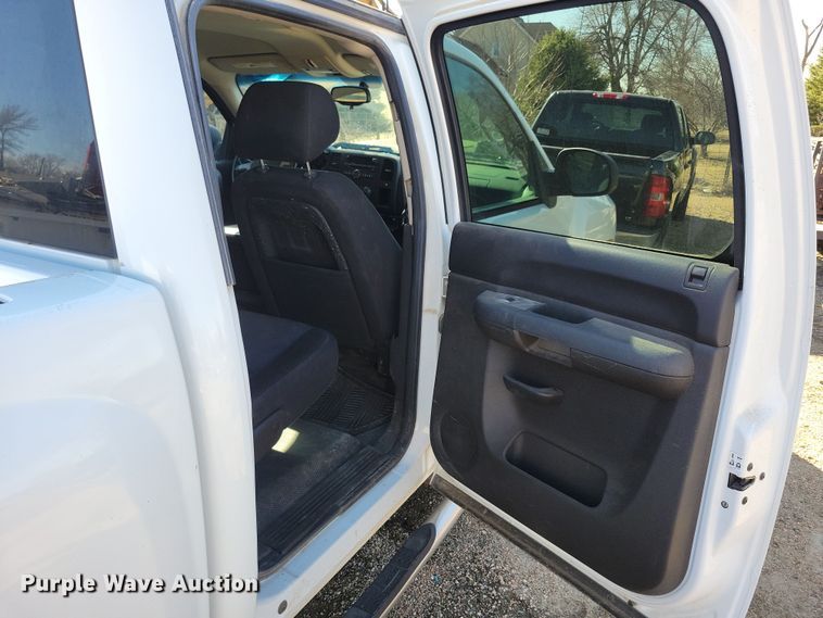 image for item NB9958 2010 Chevrolet  Silverado 1500 Crew Cab pickup truck