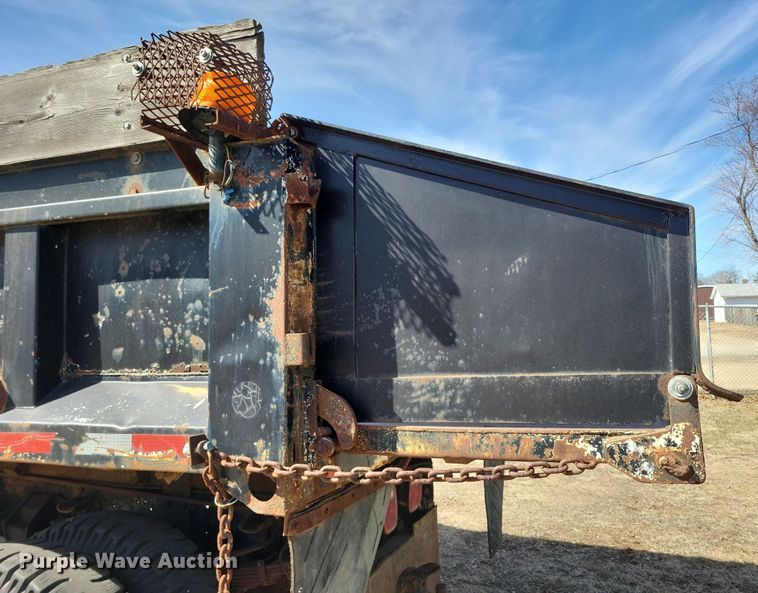 image for item NB9961 1987 Ford F800 dump truck