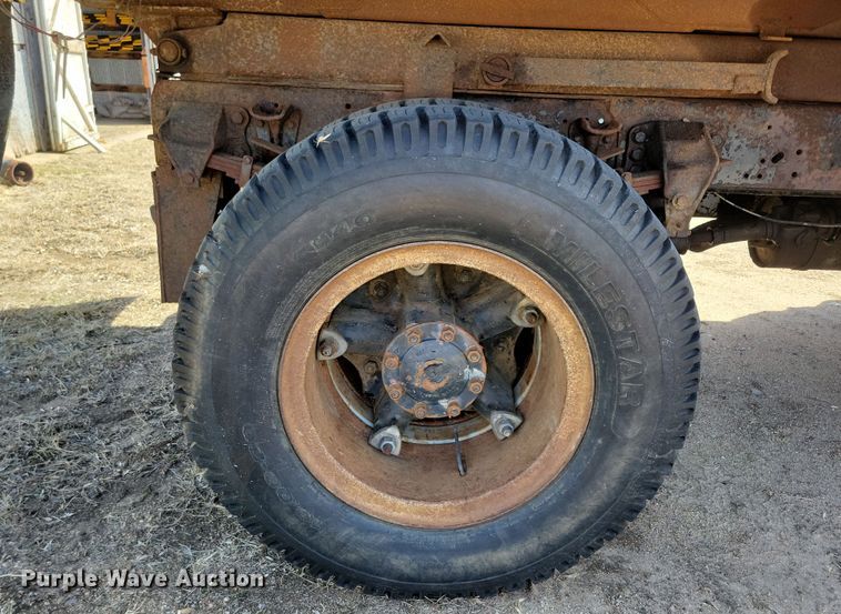 image for item NB9961 1987 Ford F800 dump truck