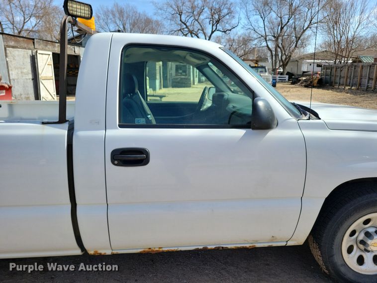 image for item NB9964 2005 Chevrolet Silverado 1500 pickup truck