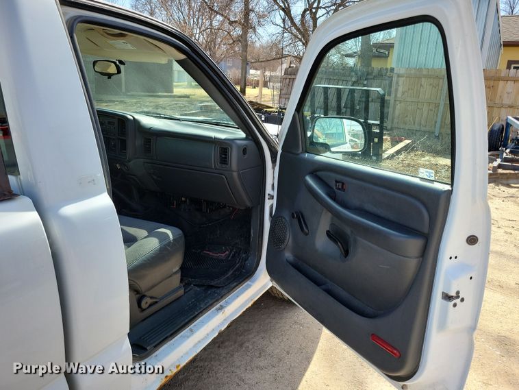 image for item NB9964 2005 Chevrolet Silverado 1500 pickup truck