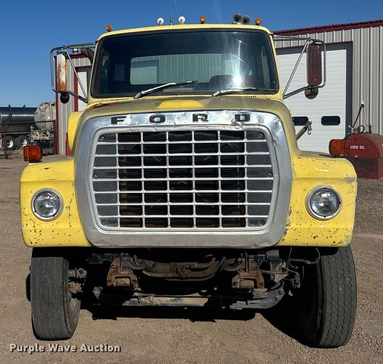 image for item NN9573 1979 Ford 8000 truck cab and chassis