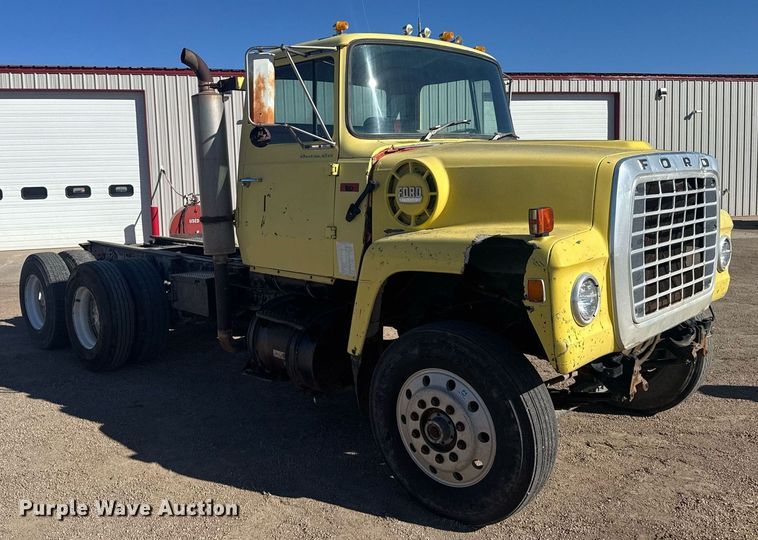 image for item NN9573 1979 Ford 8000 truck cab and chassis