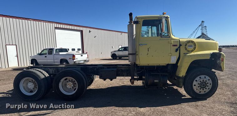 image for item NN9573 1979 Ford 8000 truck cab and chassis